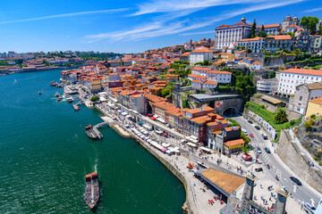 Fototapeta na wymiar River Douro and the riverbank of Ribeira District in Porto, Portugal
