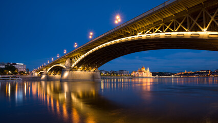 Fototapeta na wymiar Margaret bridge in Budapest at night