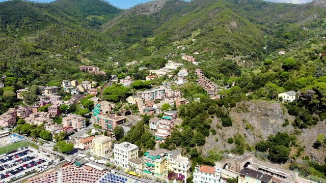 Drohnen Flug Farbige H&auml;user Cinque Terre Landschaftsaufnahmen in Italien mit Bergen Wald Strand am Meer im Urlaub Drohnen Aufnahme