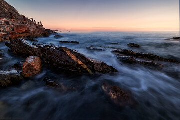 Fototapeta na wymiar sea ​​with waves and stones