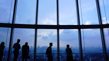 窓際の二人の影