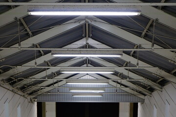 階段の天井に取り付けられた蛍光灯の列