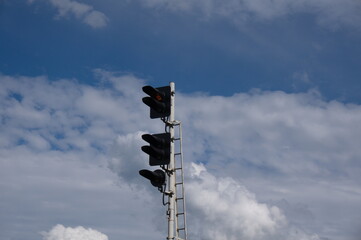 Obraz premium railway traffic light against the sky