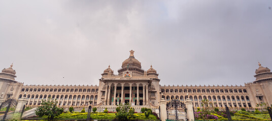 Obraz premium Suvarna Vidhana Soudha, bengaluru- 06 september 2020: indian vidhana soudha with the architectural 