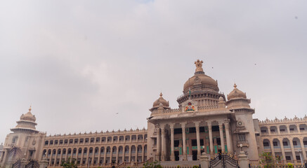 Obraz premium Suvarna Vidhana Soudha, bengaluru- 06 september 2020: indian vidhana soudha with the architectural 