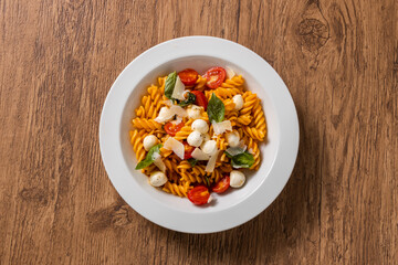 ショートパスタのトマト&バジル&チーズ料理　Basil and cheese sauce pasta