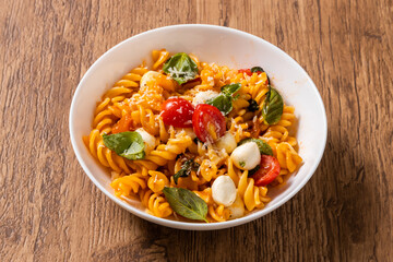 ショートパスタのトマト&バジル&チーズ料理　Basil and cheese sauce pasta