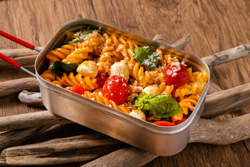 ショートパスタのトマト&バジル&チーズ料理　Basil and cheese sauce pasta