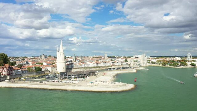 L'entr&eacute;e du port de La Rochelle avec des bateaux qui naviguent en Charente-Maritime, en Nouvelle Aquitaine, en France, en &eacute;t&eacute; et en drone lors d'une journ&eacute;e ensoleill&eacute;e et nuageuse.