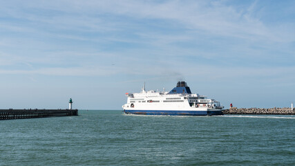 Fototapeta na wymiar Ferry quittant le port de Calais