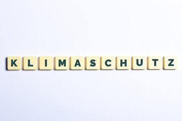 Das Wort Klimaschutz in Buchstaben auf weißem Hintergrund
