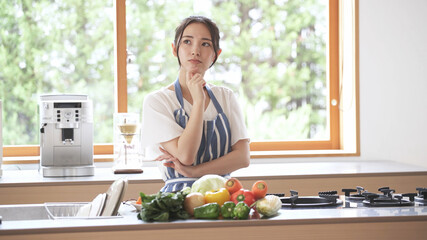 献立に悩む若い女性