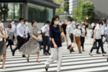 Obraz premium マスク姿のビジネスマンたちのボカシ写真