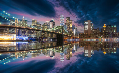 Obrazy na Szkle  Panoramę Nowego Jorku z mostu Brooklyn w niebieskiej godzinie z odbiciem na rzece Hudson