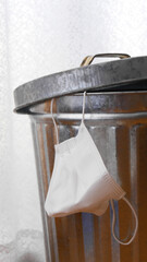 ゴミ箱にひっかかってるマスク