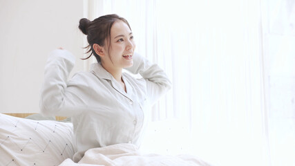 パジャマ姿の若い女性　寝起き