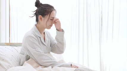 パジャマ姿の若い女性	