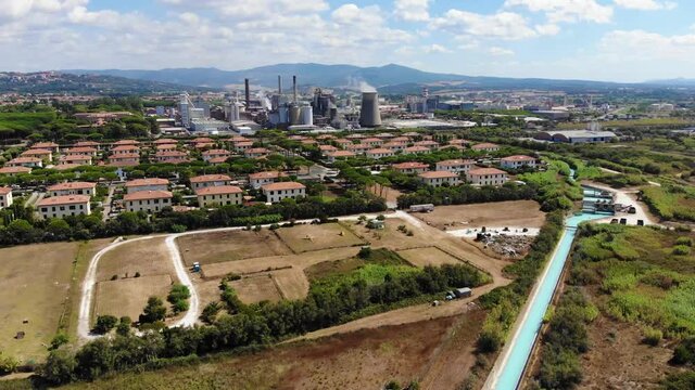 Drohnen Flug &uuml;ber Fabrik mit Abwasser in Italien rosignano marittimo White Sand Beach mit Touristen Strand spiagge bianche