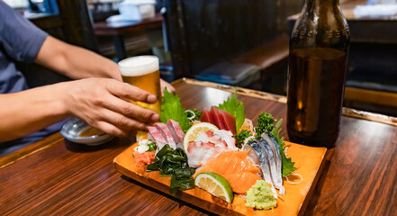 刺身の盛り合わせとビール