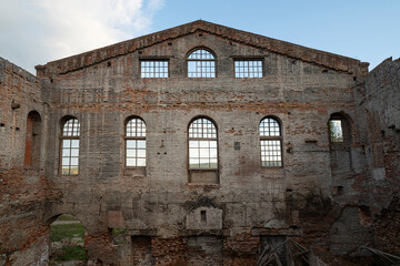 Fototapeta na wymiar old brick building, front wall. the window arches