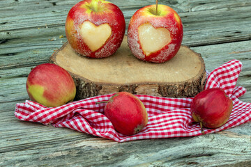 Äpfel mit Herz als Dekoration im Herbst