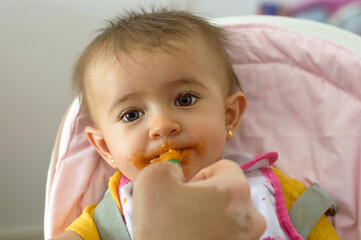Primer plano de un bebé comiendo con jeringa