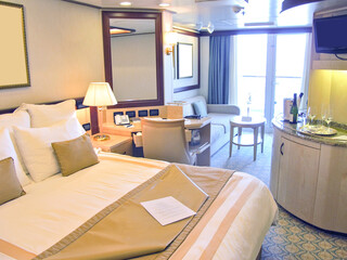 Schlafzimmer in Luxuskabine auf Kreuzfahrtschiff - Bedroom with double King or Queen bed and white...