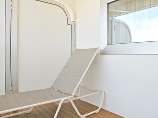 Elegante Balkon- oder Loungemöbel auf Terrasse von Kreuzfahrtschiff - Deck chairs and sun loungers...