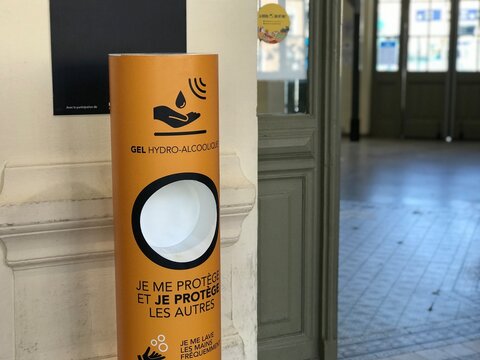 D&eacute;sinfection des mains en libre serve en gare &agrave; base de solution hydroalcoolique suite au Coronavirus en gare SNCF pour lutter contre la propagation du Covid-19