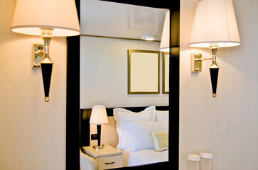 Schlafzimmer in Luxuskabine auf Kreuzfahrtschiff - Bedroom with double King or Queen bed and white...
