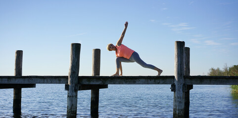 sportliche Frau am See 