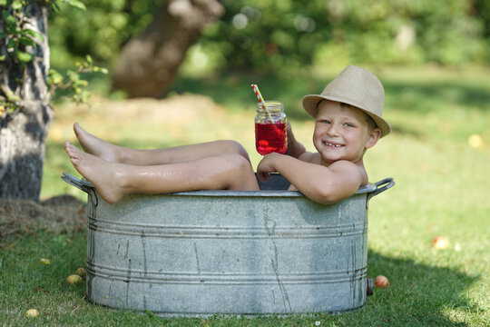 Erfrischungsgetr&auml;nk in der Zinkwanne im Sommer