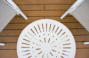 Elegante Balkon- oder Loungemöbel auf Terrasse von Kreuzfahrtschiff - Deck chairs and sun loungers...