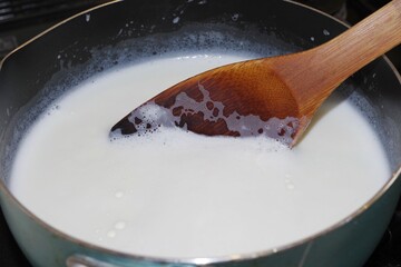 牛乳を煮ている