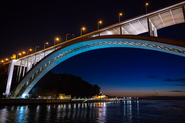 Fototapeta na wymiar bridge at night in porto