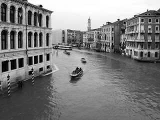 vue en noir et blanc de Venise en automne