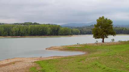 Bella vista del embalse de El Regajo, cerca de la población de Navajas, en la provincia de Castellón. Comunidad Valenciana. España