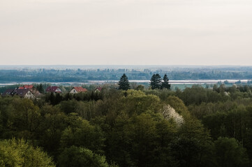Panorama krajobraz z lasami zabudowaniami i jeziorem