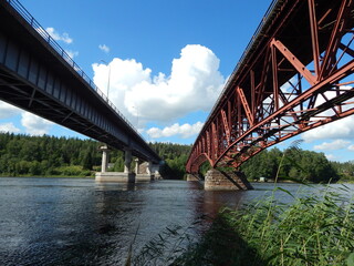 Two bridges over one river: old and new