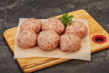 Raw turkey meatball for cooking