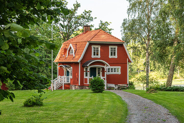 Fototapeta na wymiar Traditional swedish red and white house..