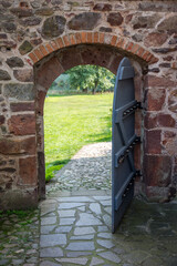 Ein offenes Tor in Garten  © cstirit