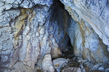 Jaskinia Mylna w Tatrach Zachodnich z wytyczonym szlakiem turystycznym - obrazy, fototapety, plakaty