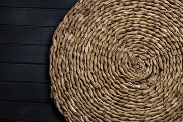 Natural straw table Mat round wicker, Central spiral, on a table made of dark boards