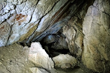 Jaskinia Mylna w Tatrach Zachodnich z wytyczonym szlakiem turystycznym