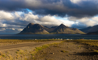 Kleines Dorf auf den Westfjords in Island
