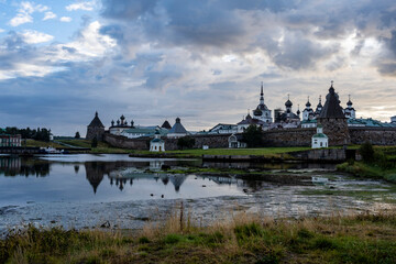 Obraz premium an ancient stone fortress on an island with towers and ancient temples