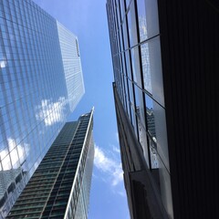 Edificios y cielo
