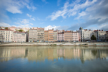 Fototapeta na wymiar ville de Lyon, centre ville le long de la Saône