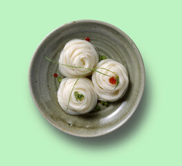 데코레이션을 한 삶은 국수